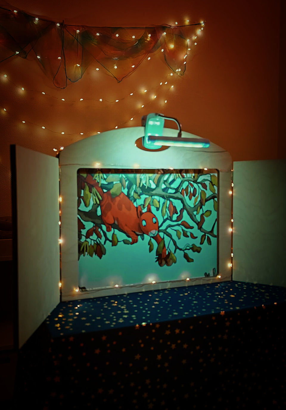 Beleuchteter Kita-Raum mit Wanddekoration