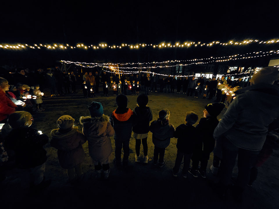 Kinder mit Laternen bei Dunkelheit auf dem Kita-Hof