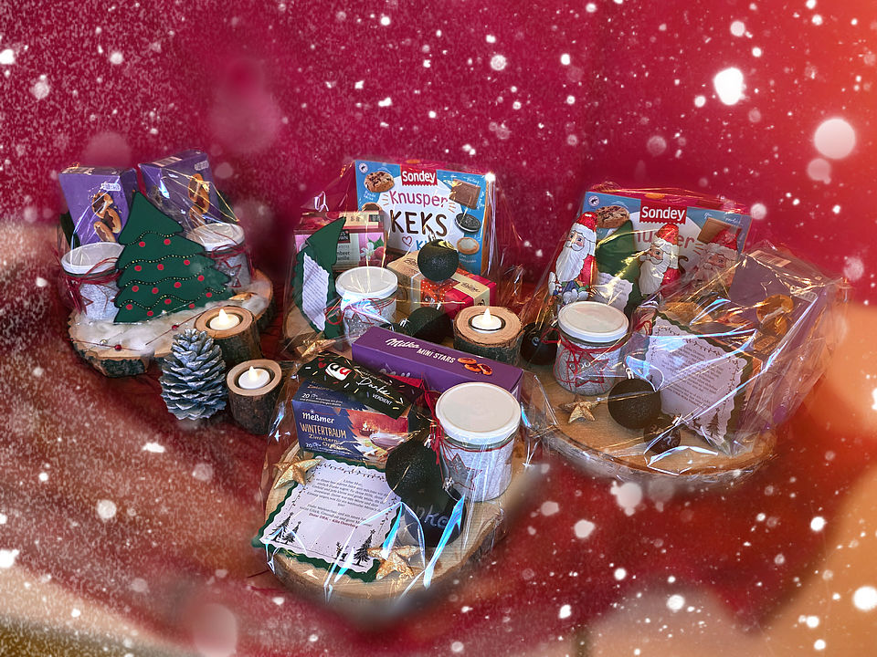 Tisch mit liebevoll verpackten Weihnachtsgeschenken, die von den Kindern der DRK Kindertagesstätte Osterberg angefertigt wurden.